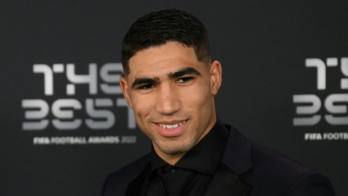 Le défenseur marocain du Paris Saint-Germain Achraf Hakimi plors de al cérémonie des