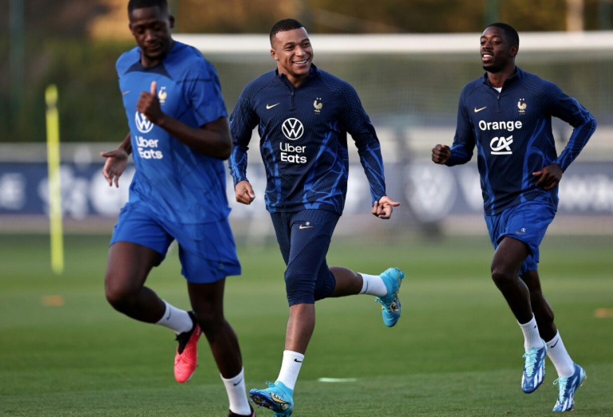 L'attaquant star des Bleus Kylian Mbappé (au centre) lors d'une séance d'entraînement à Clairefontaine, le 10 octobre 2023