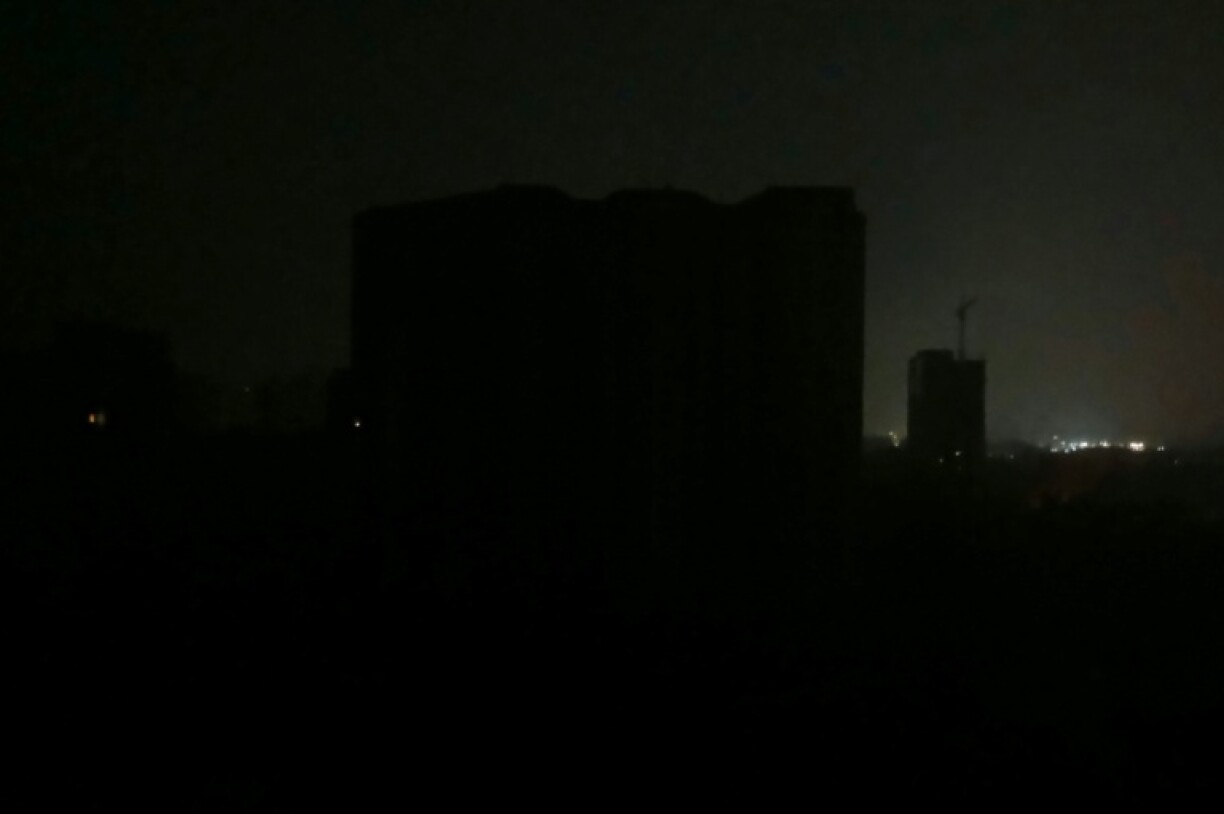 Le quartier est de Kiev plongé dans le noir après une frappe russe, le 10 octobre 2025 au matin.