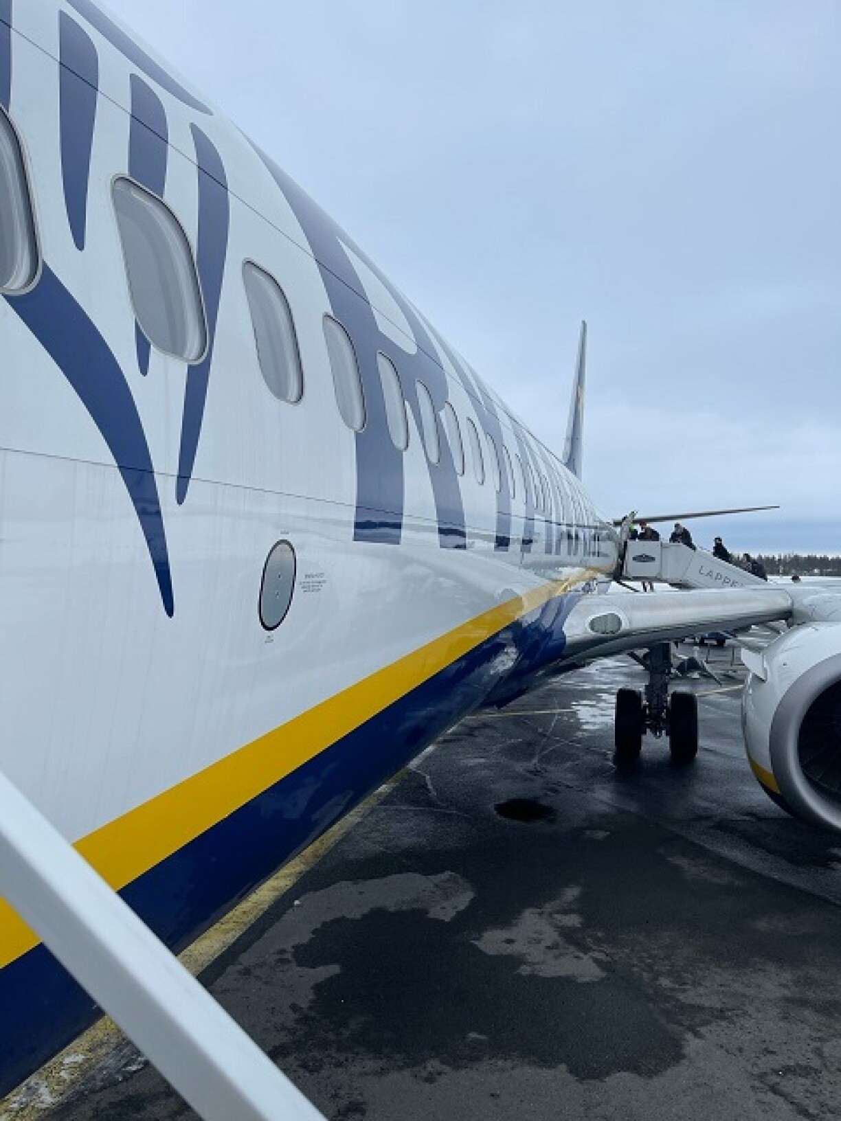 Après de longues heures de train, Katya s'envole pour Berlin, avant de rejoindre le Luxembourg en car