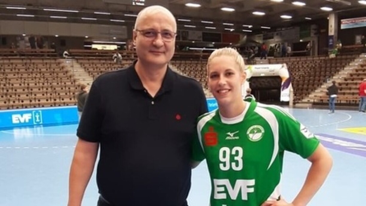 D'Tina Welter krut Besuch vum Nationaltrainer Adrian Stot.