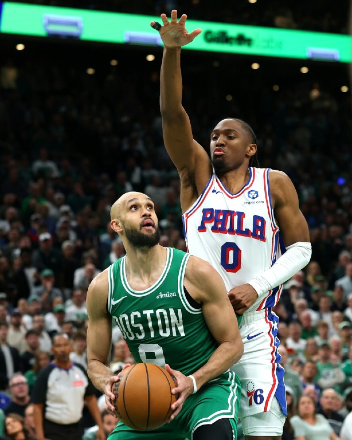 Tyrese Maxey (d) défend sur Derrick White lors du match 7 du premier tour des play-offs de NBA entre les Philadelphia 76ers et les Boston Celtics, le 2 mai 2026 à Boston
