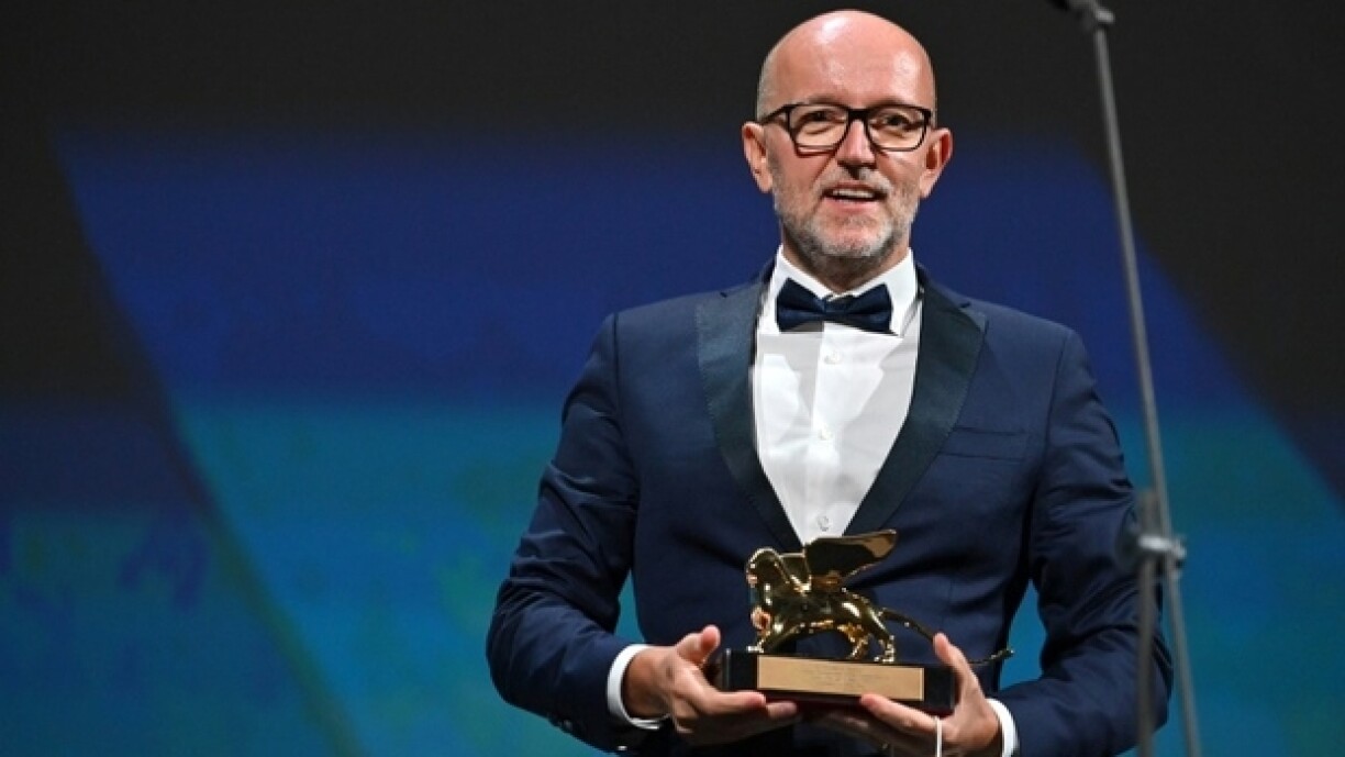 Le directeur marketing de Disney pour l'Italie, Davide Romani, reçoit le Lion d'Or du 77e festival du film de Venise au nom de la cinéaste américaine Chloé Zhao pour le film