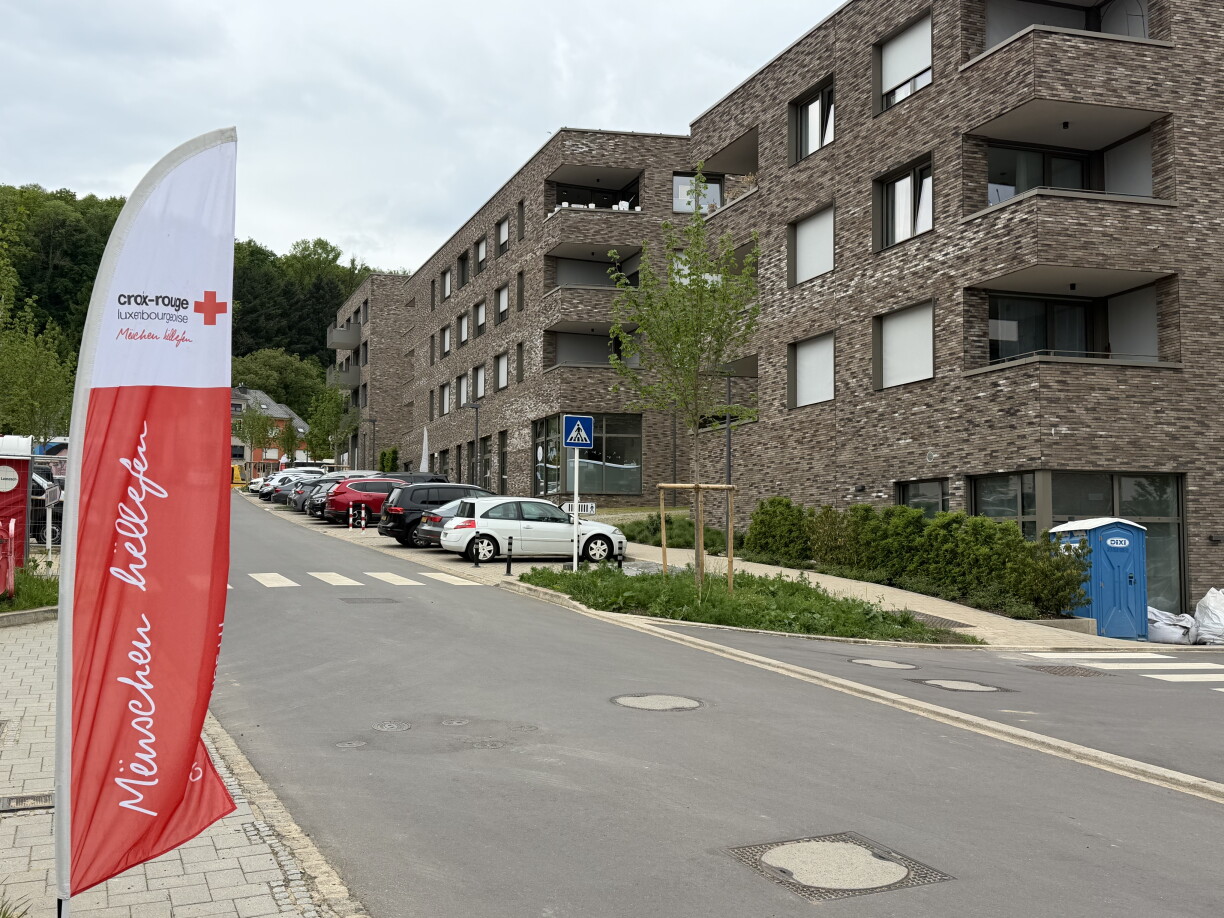 D'Rout Kräiz besëtzt aktuell 33 Appartementer an 8 Haiser zu Nidderkuer.