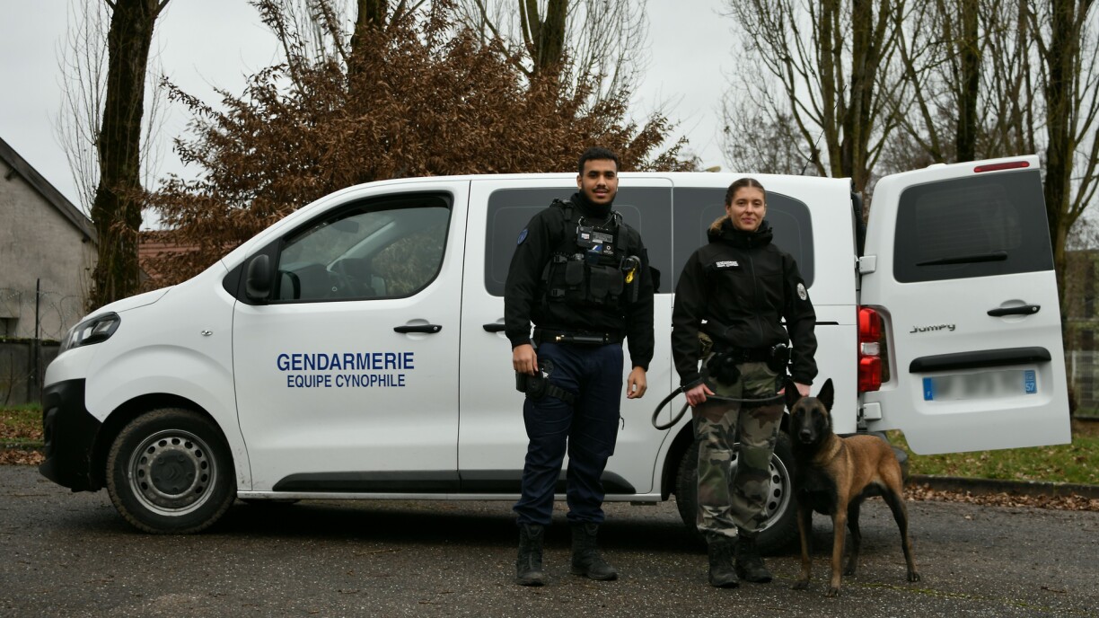 L'équipe cynophile de la gendarmerie de la Meuse.