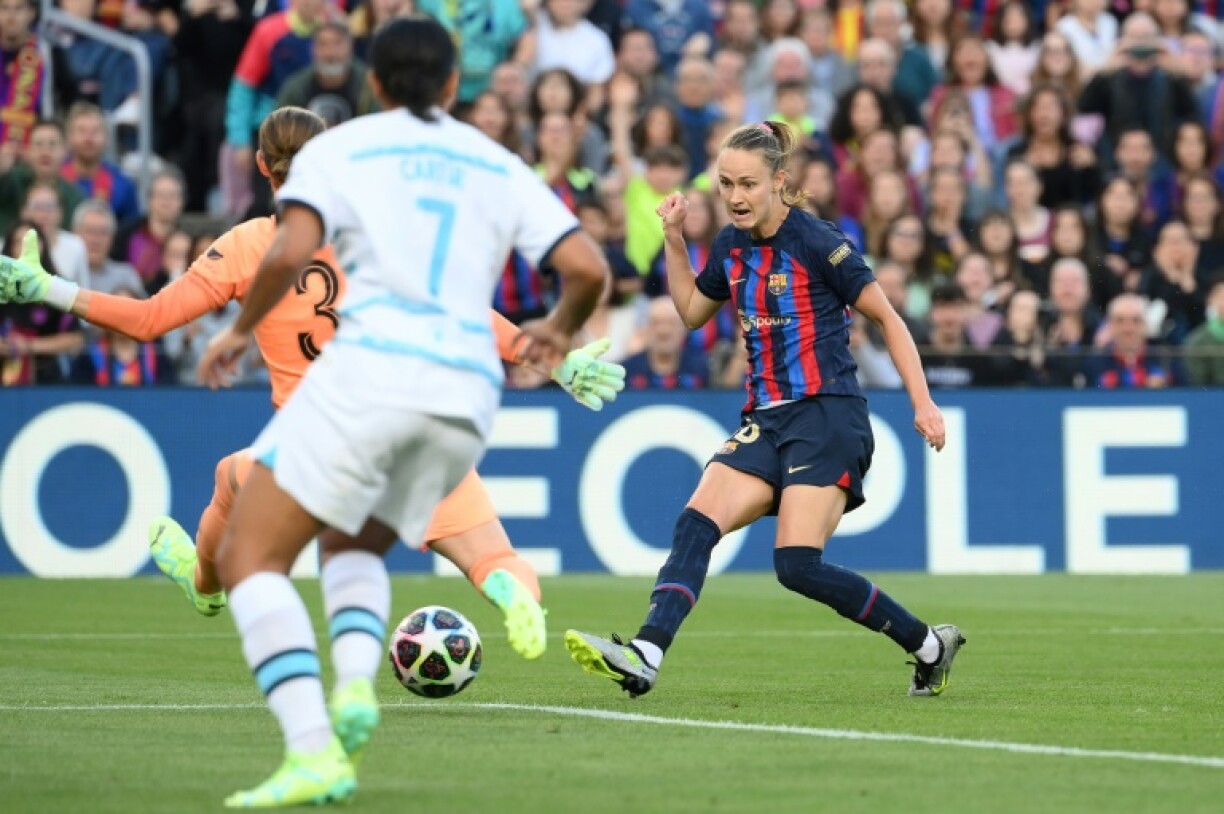 L'attaquante norvégienne du FC Barcelone Caroline Hansen (d) ouvre le score contre Chelsea, le 27 avril 2023 au Camp Nou