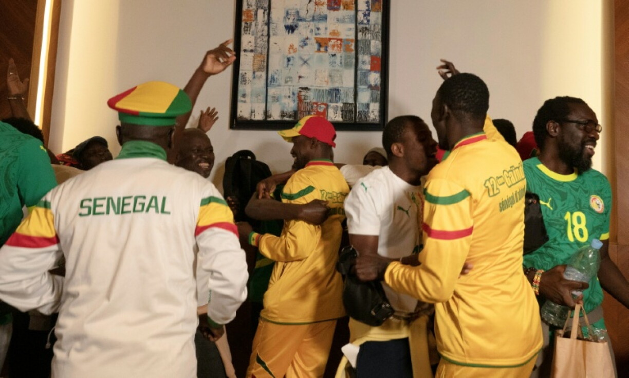 Des supporters sénégalais graciés par le roi du Maroc arrivent à l'aéroport Blaise Diagne de Diamniadio, au Sénégal, le 24 mai 2026