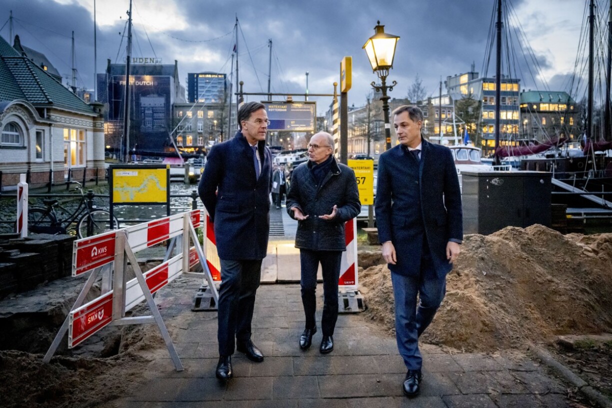 Le Premier ministre néerlandais Mark Rutte (à gauche), le Premier ministre luxembourgeois Luc Frieden (au centre) et le Premier ministre belge Alexander De Croo arrivent au 10ème Sommet Benelux à Rotterdam.