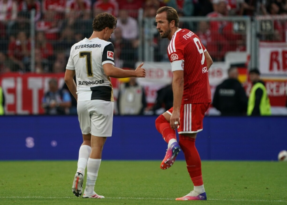 Le buteur anglais du Bayern Munich Harry Kane (D) et le défenseur d'Elversberg Maurice Krattenmacher lors d'un match de Bundesliga, le 13 septembre 2026 à Spiesen-Elversberg