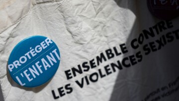 Un badge de l'association "Protéger l'Enfant" lors d'un rassemblement de "mères en révolte" place de la République à Paris le 9 septembre 2025