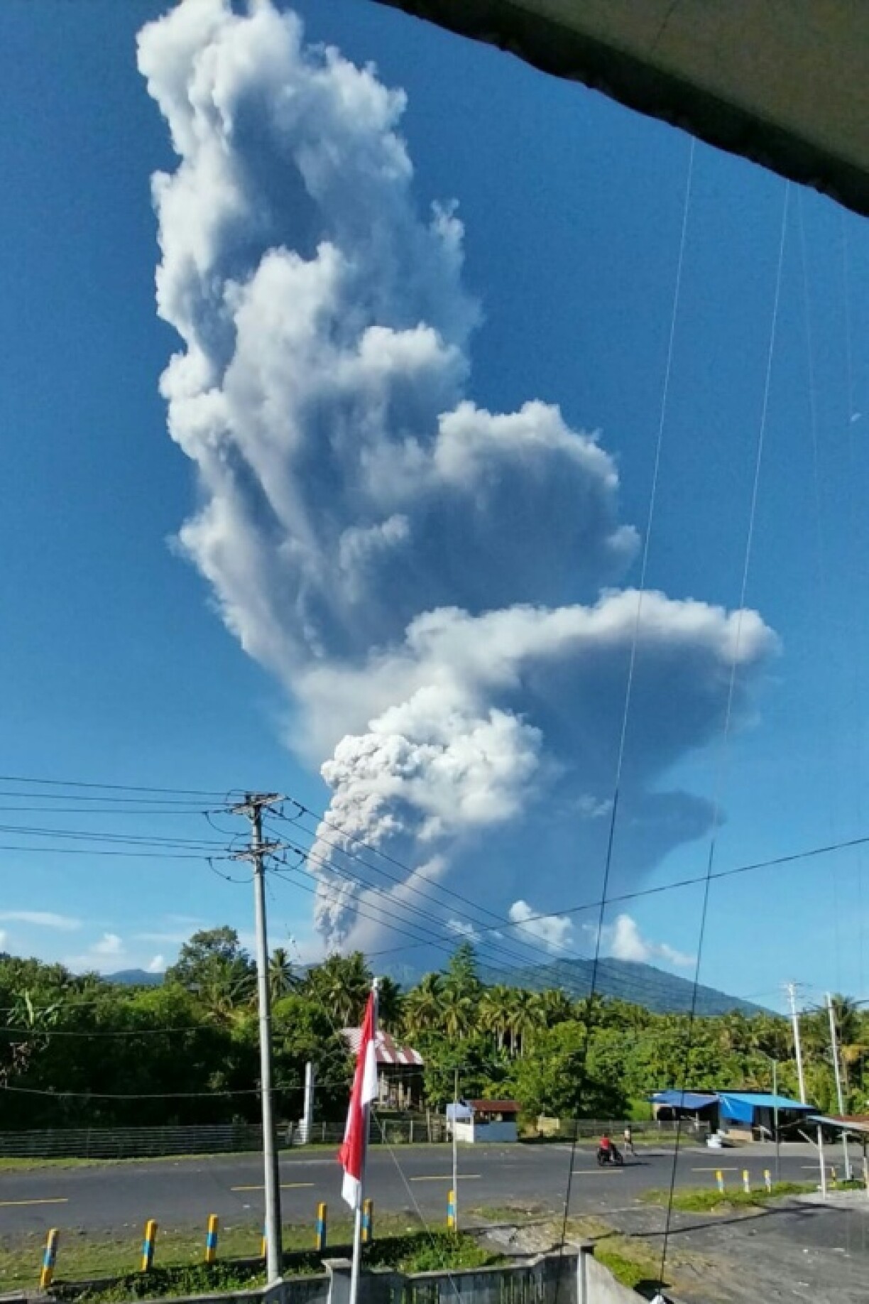 Image de l'éruption volcanique du mont Dukono, en Indonésie, fournie par l'Agence indonésienne de gestion des catastrophes (BNPB) le 8 mai 2026