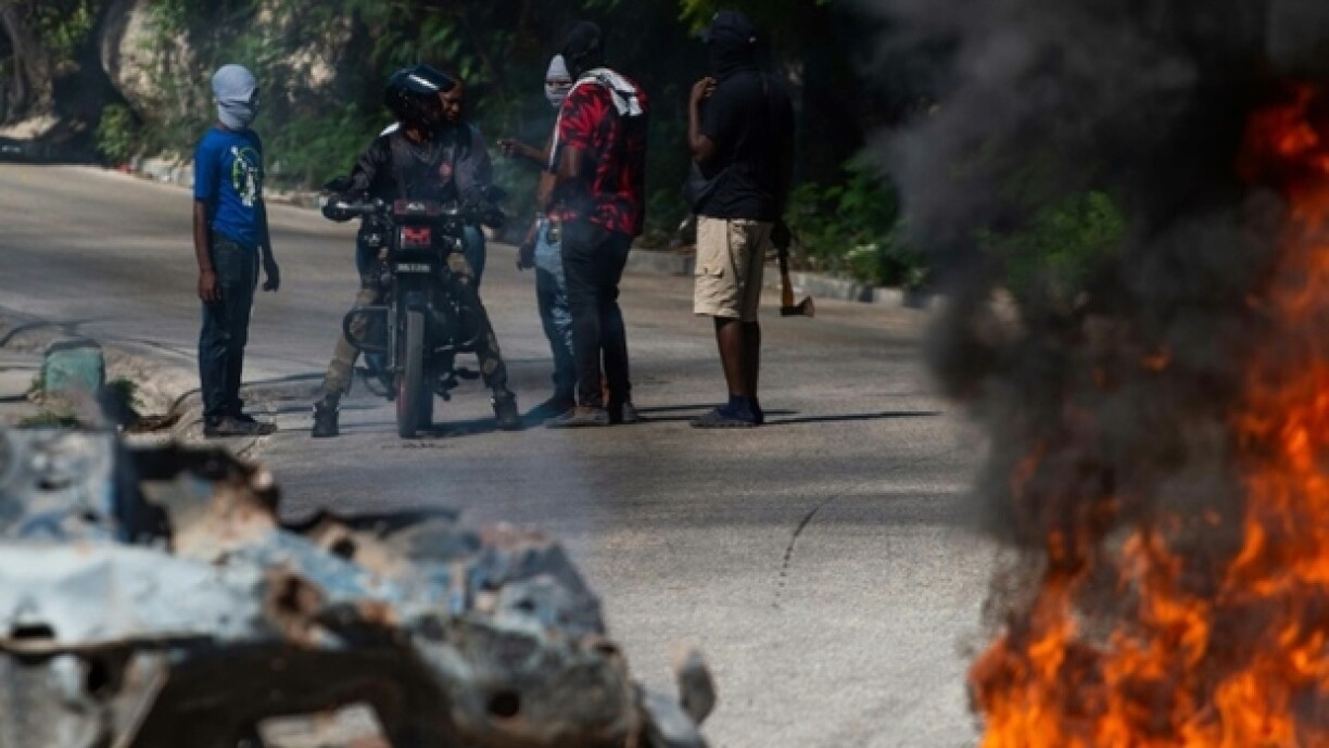 Zivil Gruppéierunge hunn d'Läiche vu presuméierten Bande-Memberen a Brand gesat, déi an enger Policeoperatioun ëmbruecht goufen.