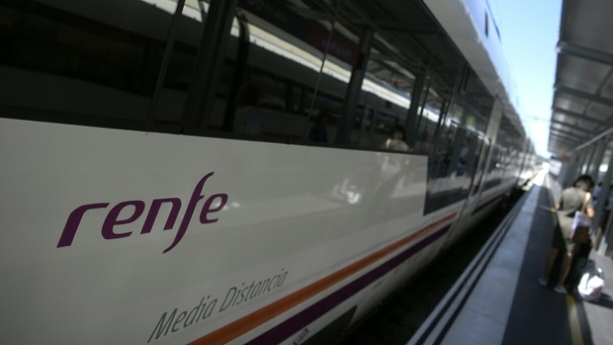 Un train de la compagnie ferroviaire espagnole Renfe à quai dans la gare Principe Pio à Madrid, le 5 septembre 2019