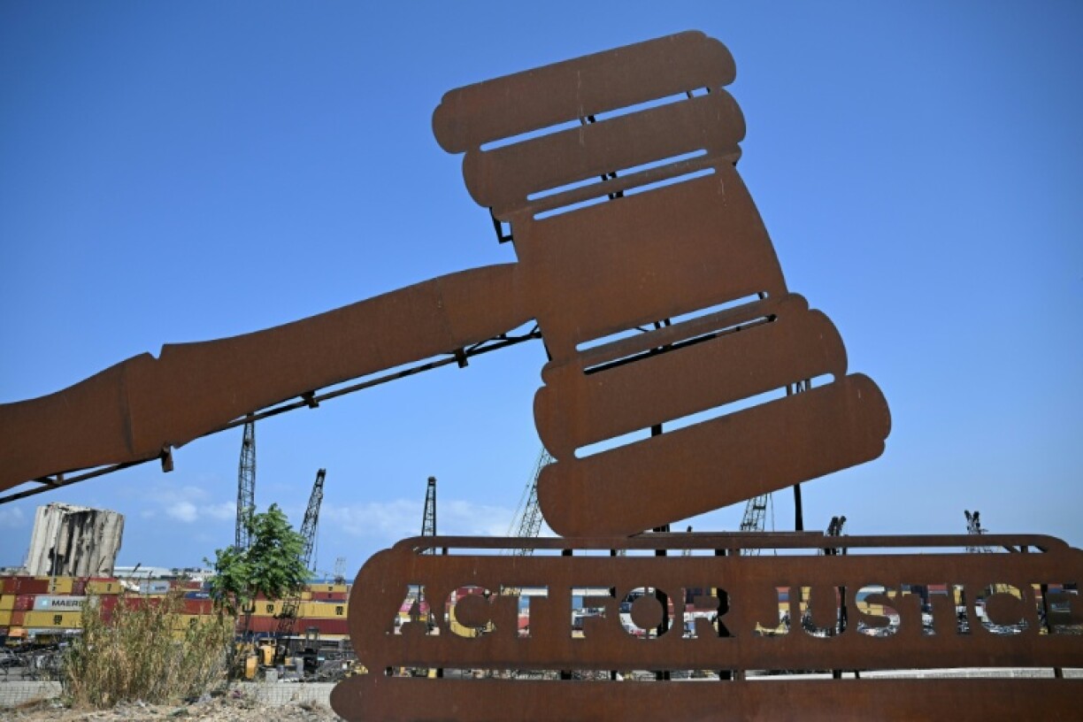 Une installation en métal représentant le marteau de la justice, près du port de Beyrouth le 1er ouût 2025, à quelques jour de l'annversaire de l'explosion dévastatrice du 4 août 2020