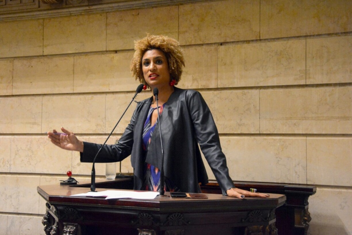 Fast acht Jahre nach dem Mord an der brasilianischen Kommunalpolitikerin und Aktivistin Marielle Franco sind die beiden mutmaßlichen Auftraggeber zu langen Haftstrafen verurteilt worden. Bei den Verurteilten handelt es sich um frühere Abgeordnete.