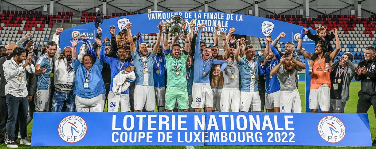 Légende: Romain Ruffier soulève la Coupe de Luxembourg. Le Racing s'est montré plus pragmatique que Dudelange vendredi soir.