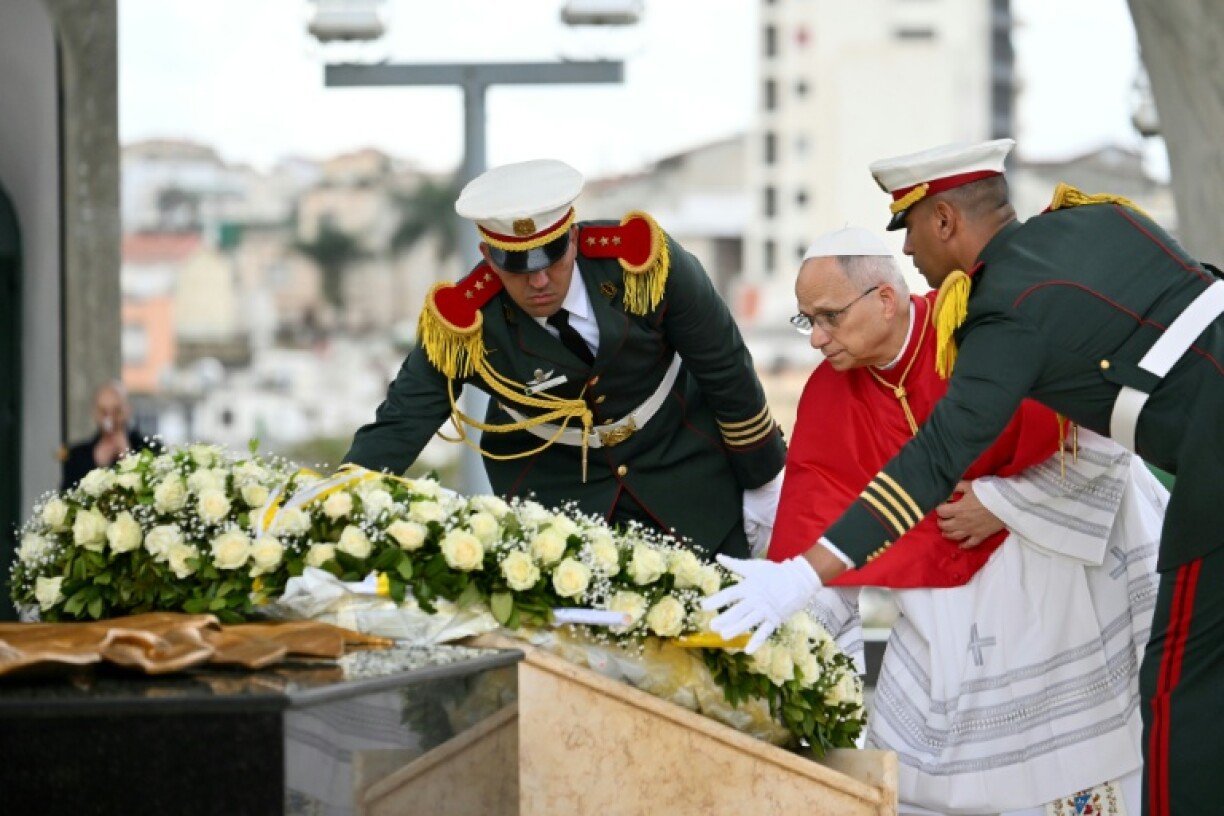 Le pape Léon XIV dépose une gerbe de fleurs lors de sa visite au monument aux martyrs du Maqam Echahid à Alger, le 13 avril 2026