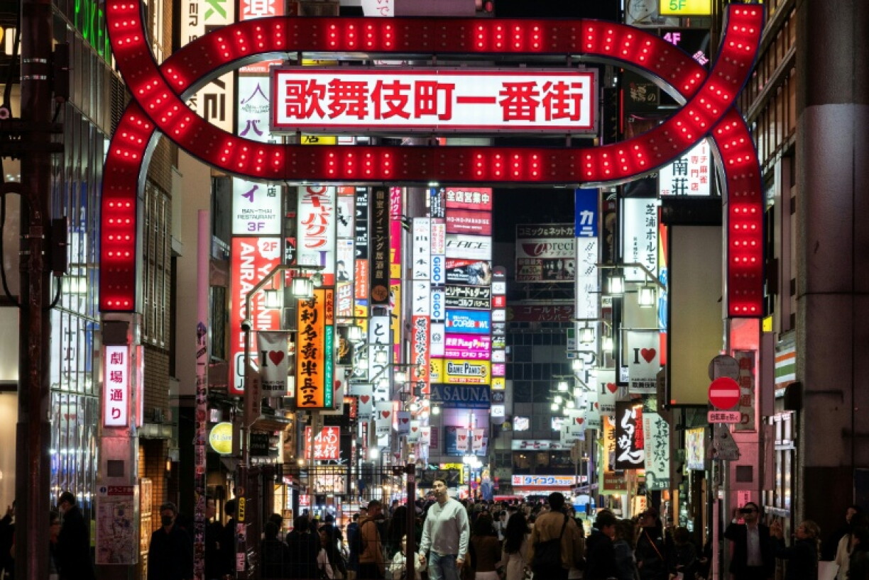 Des néons dans une rue du quartier de Shinjuku, le 30 mars 2026 à Tokyo