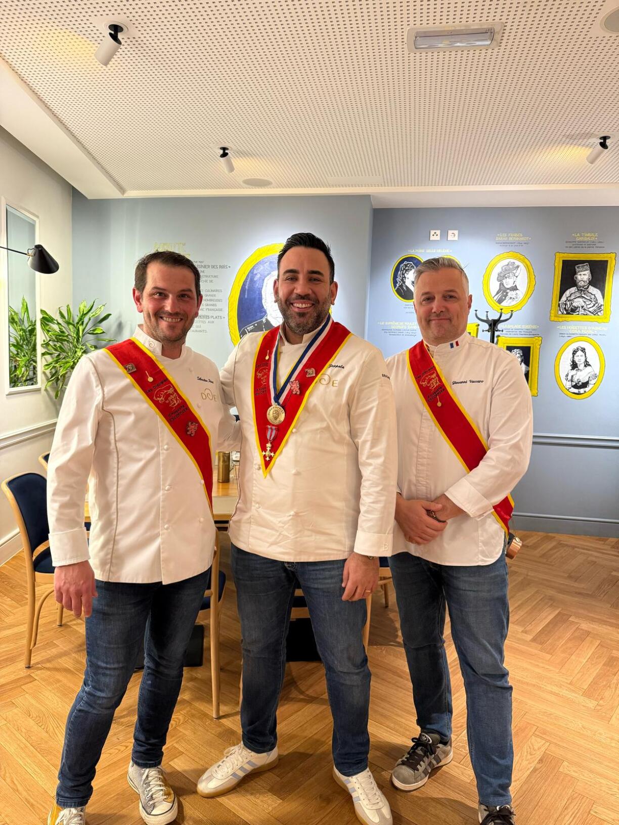 Le président des Disciples d'Escoffier, Alessio Zappala (au milieu), entouré des vice-présidents Sebastien Périé (à gauche) et Giovanni Vaccaro (à droite).