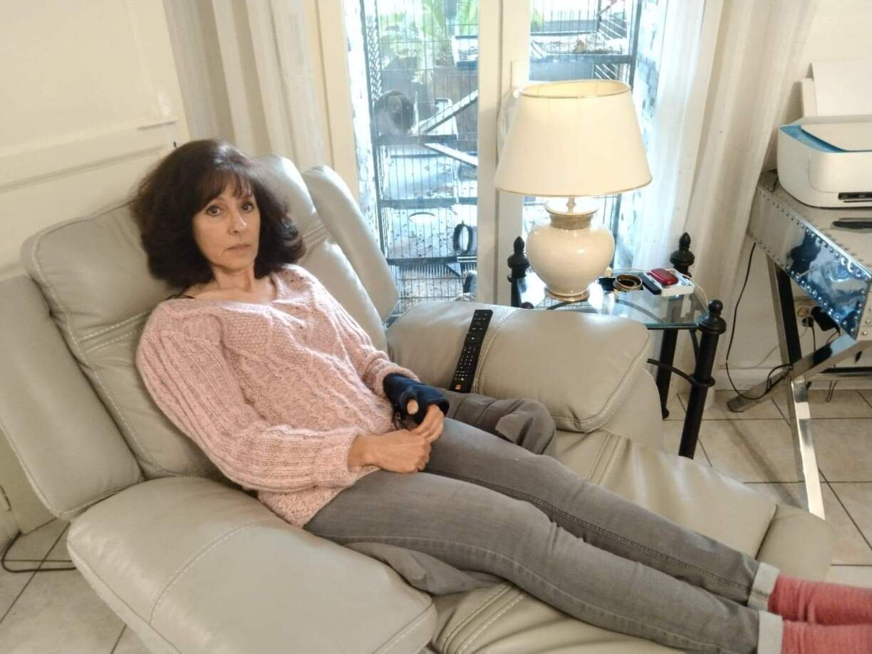 Depuis cette opération, Véronique Scheins est pratiquement incapable de se tenir debout, car cela lui provoque des douleurs atroces.