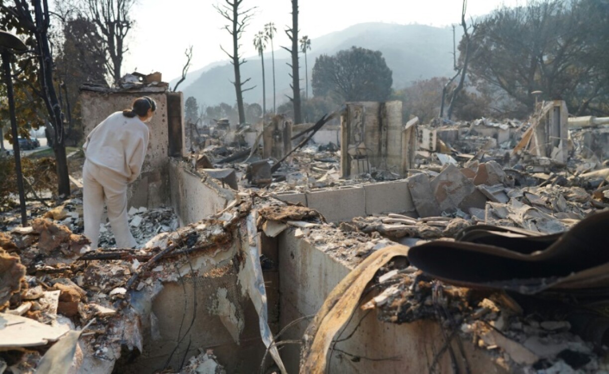 Kyle Kucharski et sa femme Nicole Perri dans les ruines de sa maison, dévastée par un incendie à Pacific Palisades, près de Los Angeles, le 10 janvier 2025