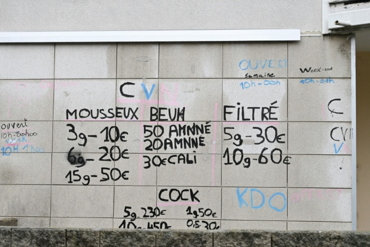 Des inscriptions sur le prix des drogues sur un mur du quartier des Cévennes à Alès, lors d'une visite de points de deal par des magistrats du parquet français, le 22 janvier 2026 dans le Gard