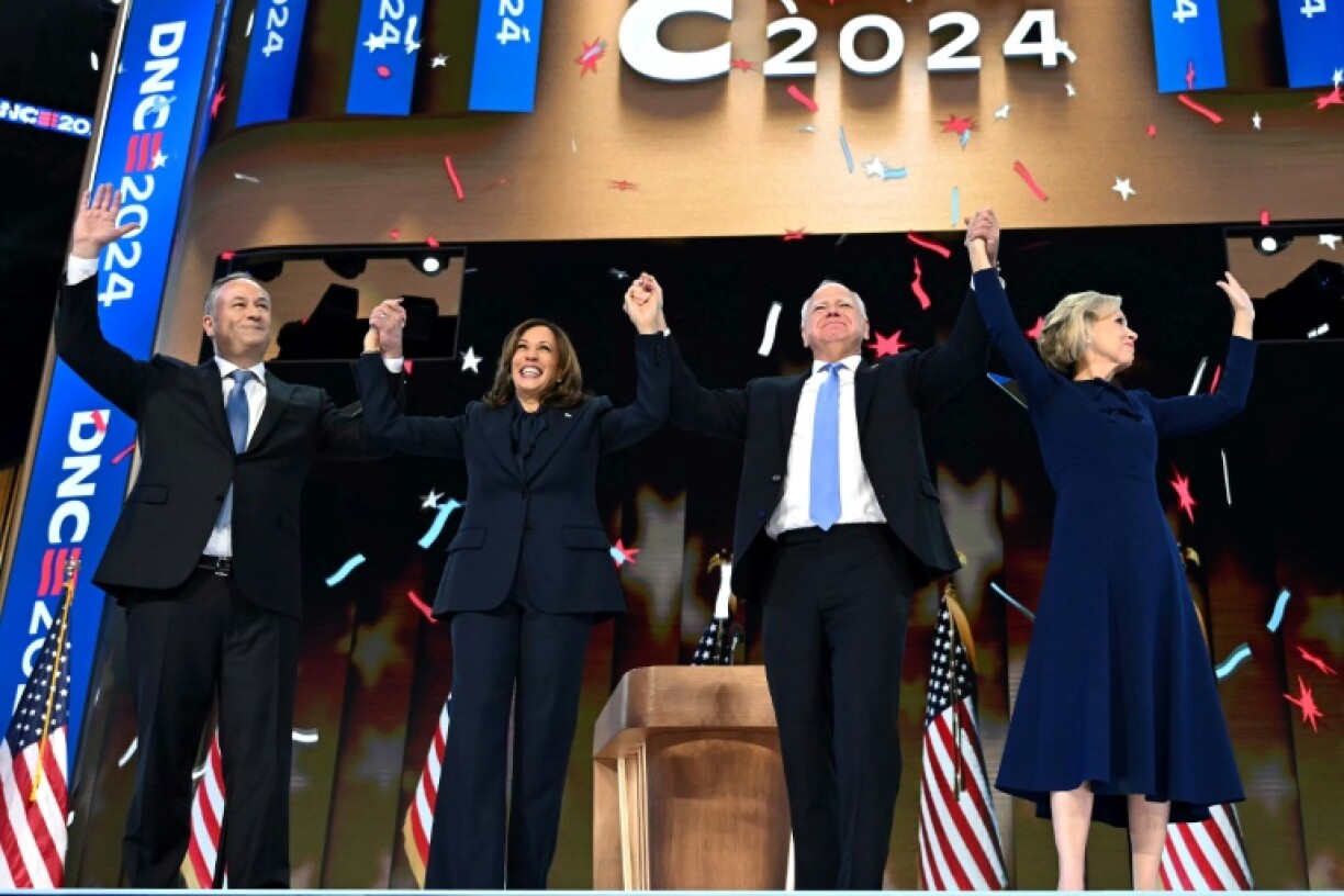 La candidate démocrate Kamala Harris et son colistier Tim Walz (centre), avec leurs époux, à l'issue de la convention démocrate, à Chicago, le 22 août 2024