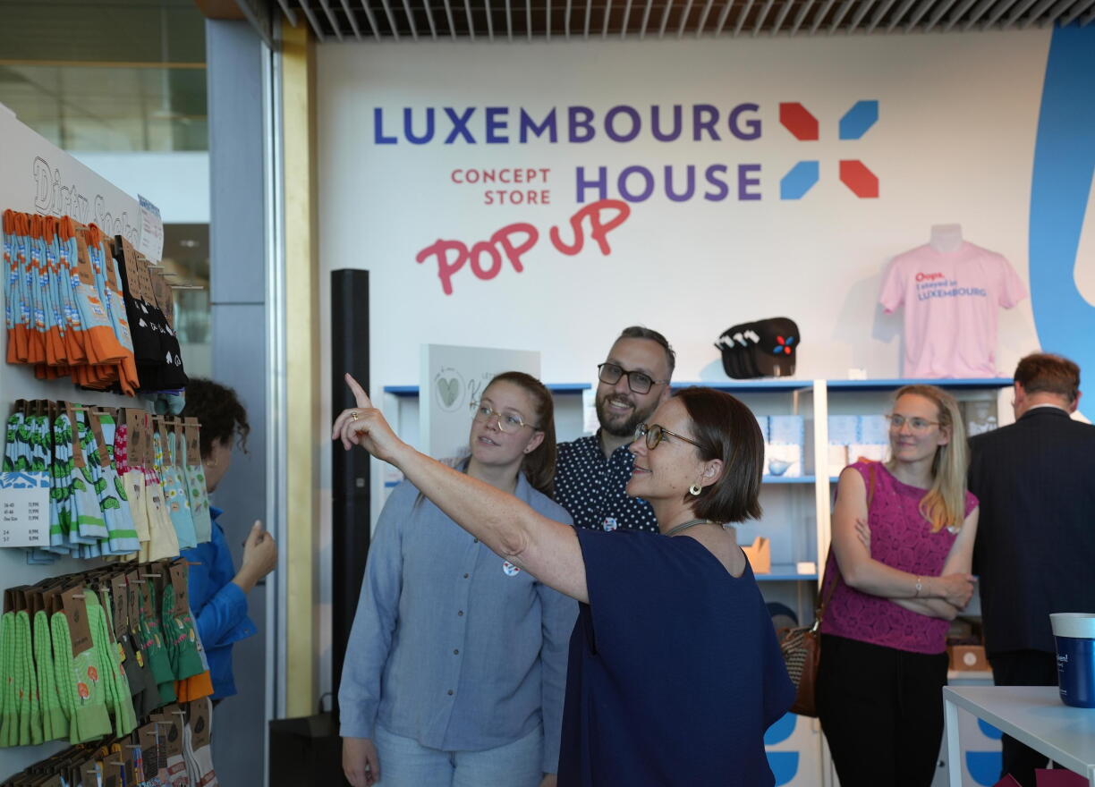 LuXembourg House Pop-up Store (vu lénks no riets) Zenia Charlé, Dirty socks ; Philippe Bernard, Dirty socks ; Yuriko Backes, ministre de la Mobilité et des Travaux publics ; Tess Burton, Eicatcher ; n.c.