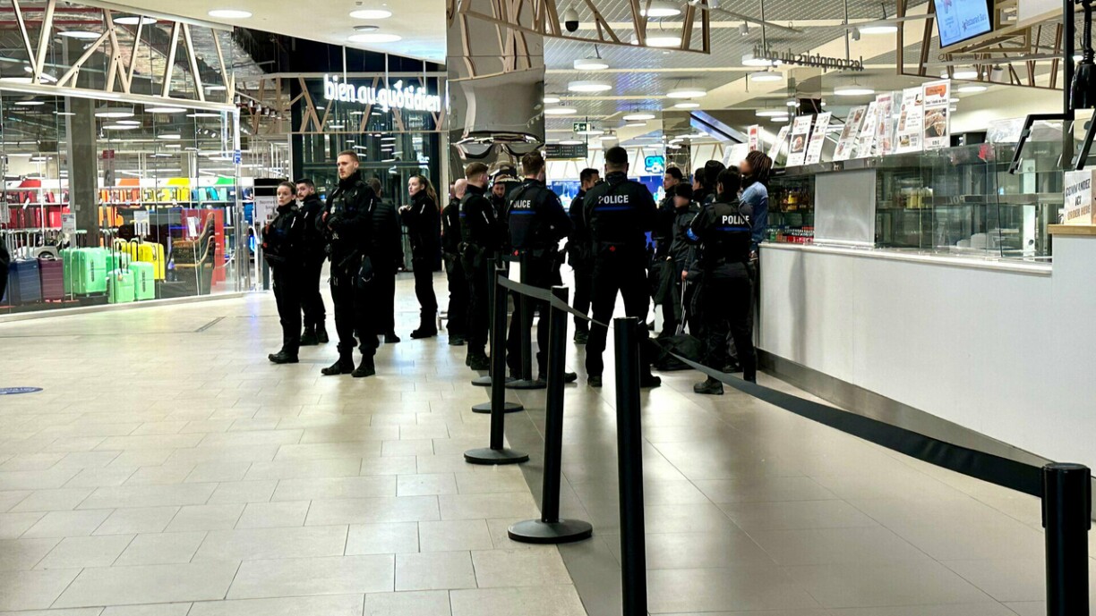 Eise Fotograf Domingos Oliveira huet eng aacht Policeween an iwwer eng Dose Beamte gezielt.