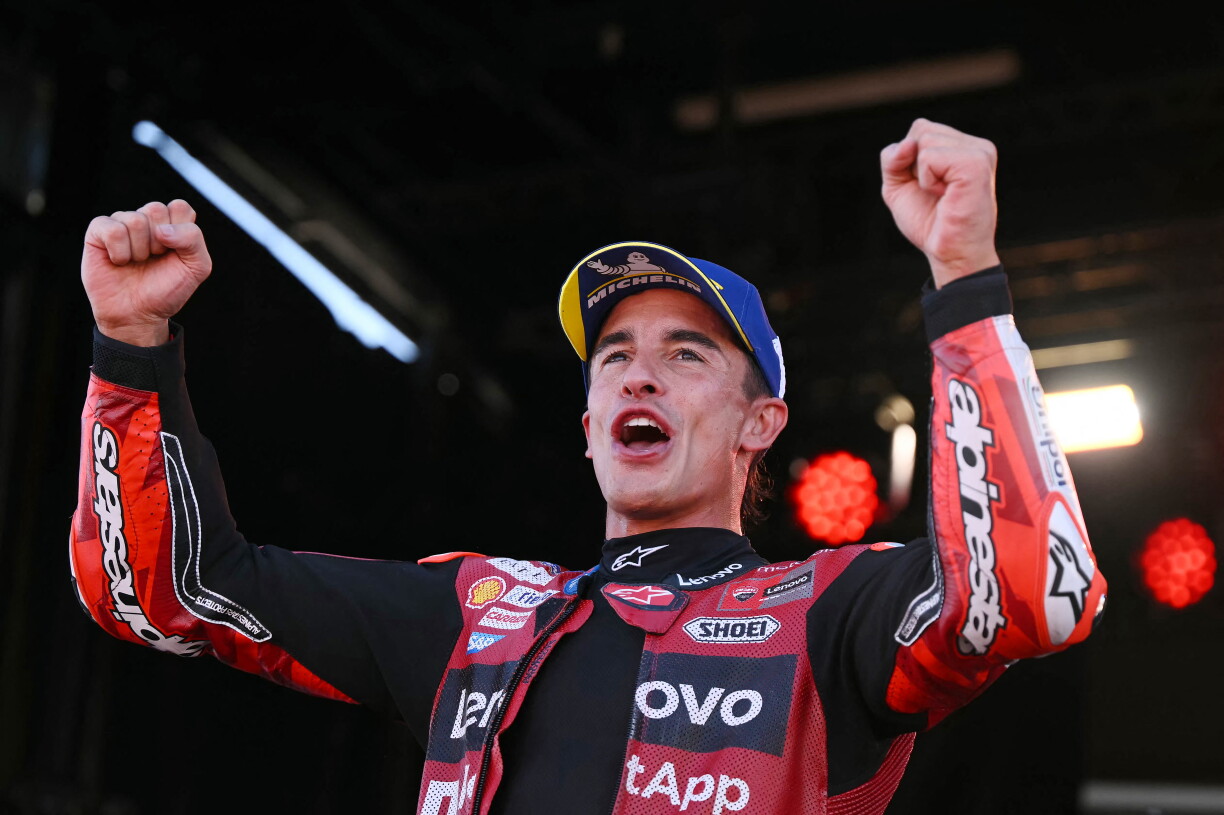 Marc Márquez de l'équipe Ducati Lenovo, célèbre sa victoire lors de la course sprint du Grand Prix d'Aragon de MotoGP.
