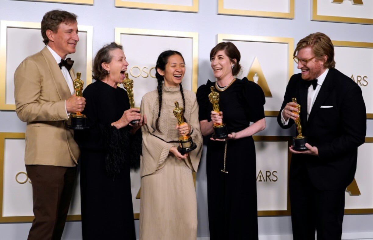 Peter Spears, Frances McDormand, Chloé Zhao, Mollye Asher and Dan Janvey, gagnants de l'Oscar du meilleur film pour