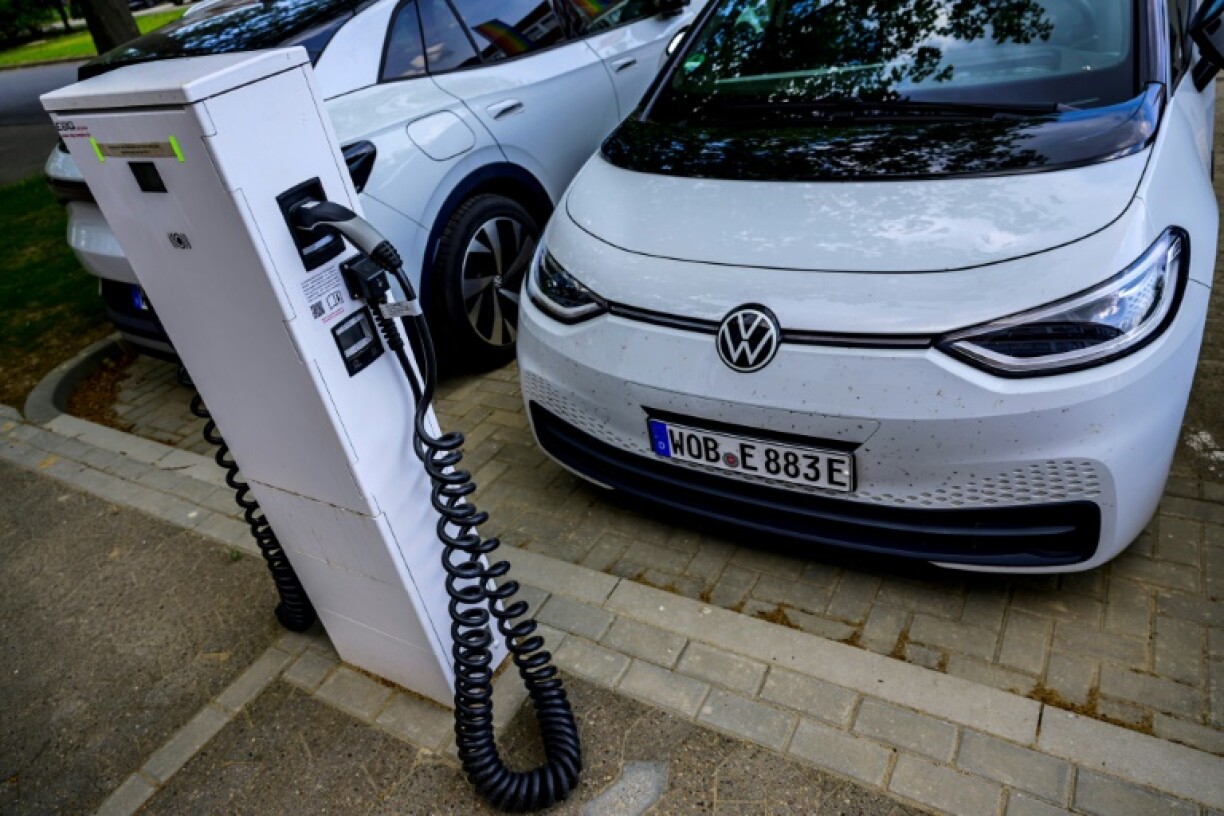 Station de charge pour voiture électrique dans une usine Volkswagen, le 18 mai 2022 à Salzgitter, en Allemagne