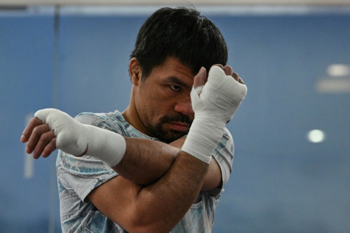 La légende de la boxe philippine Manny Pacquiao s'entraîne dans sa salle de sport de General Santos, le 22 juin 2021
