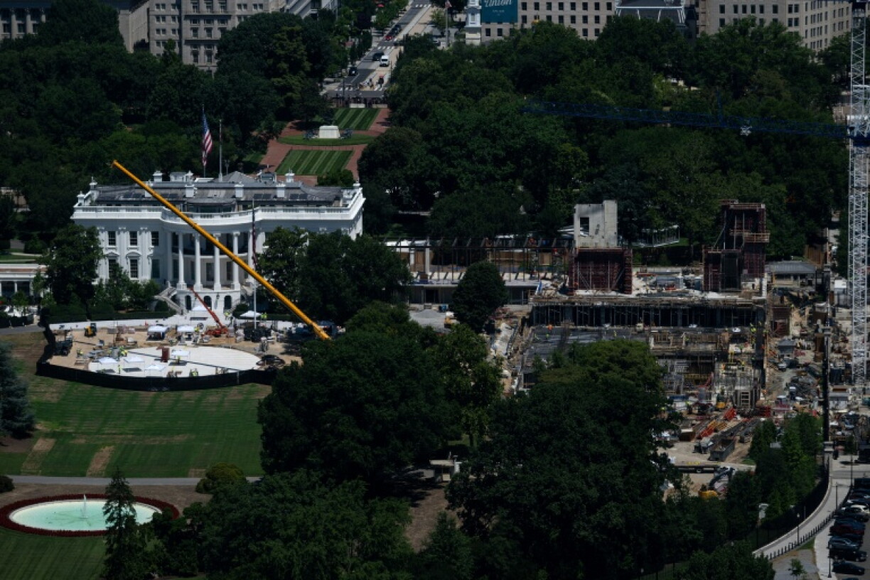 US-Präsident Trump hat bei seinem umstrittenen Ballsaal-Projekt neben dem Weißen Haus eine weitere juristische Schlappe hinnehmen müssen. Ein Bundesberufungsgericht bestätigte am Freitag die im April von einem Richter angeordnete Aussetzung der Bauarbeiten.