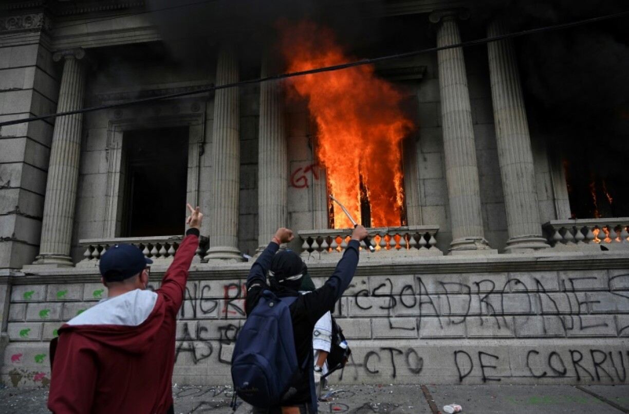 Des manifestants devant le Congrès du Guatemala en feu le 21 novembre 2021