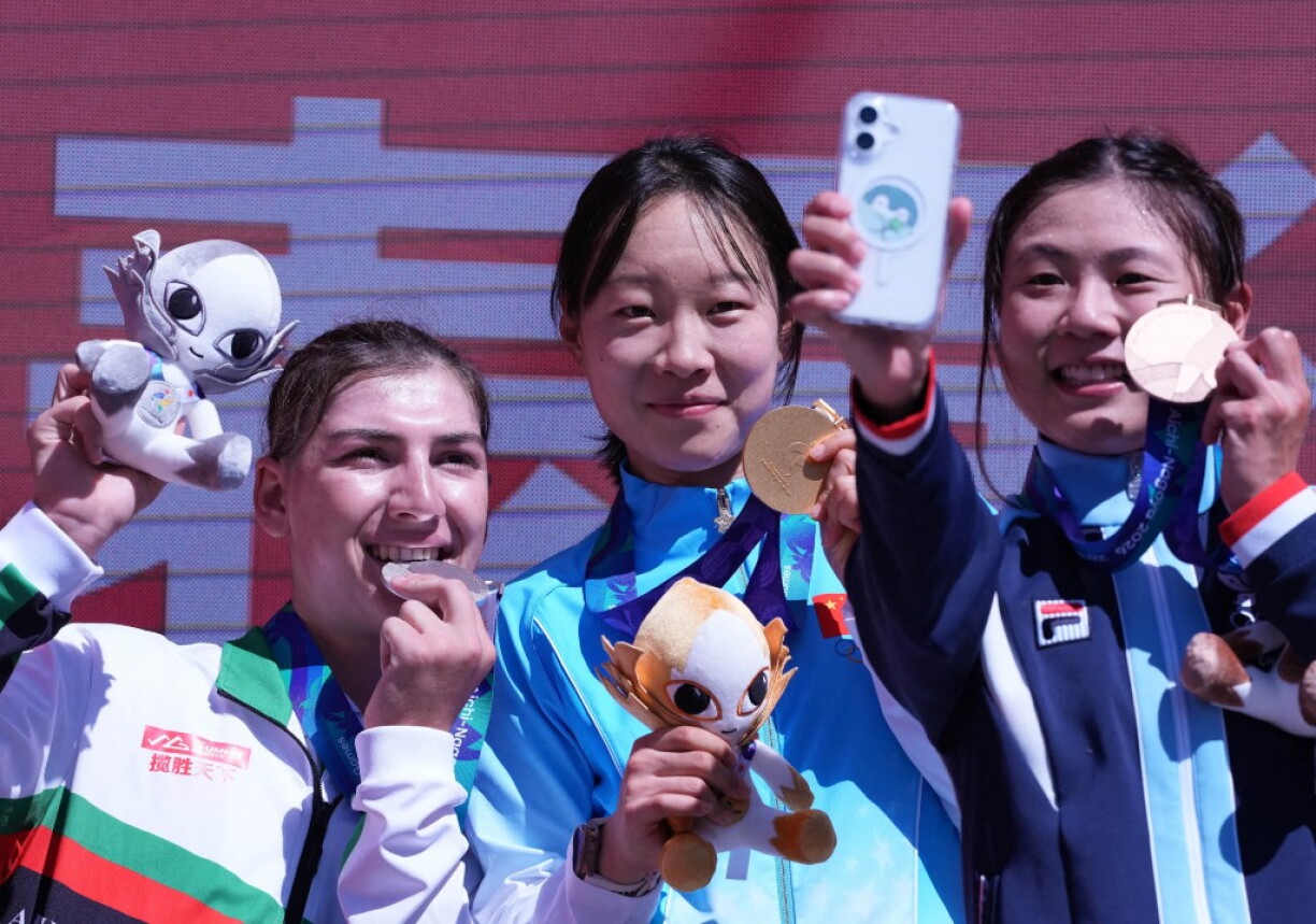 D'Fariba Hashimi mat der Sëlwermedail (l.) nieft dem Guo Li (m.) an dem Leung Wing Yee (r.).
