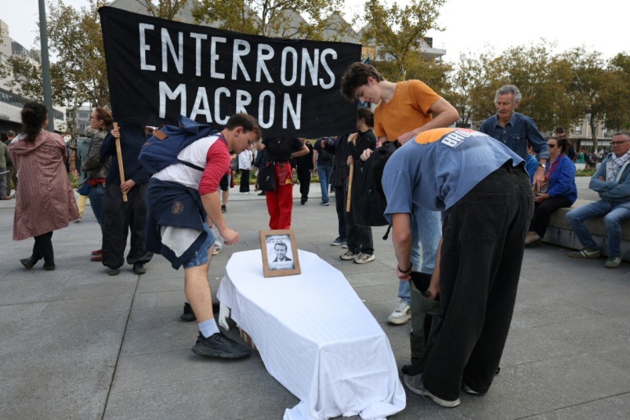 'Let's bury Macron,