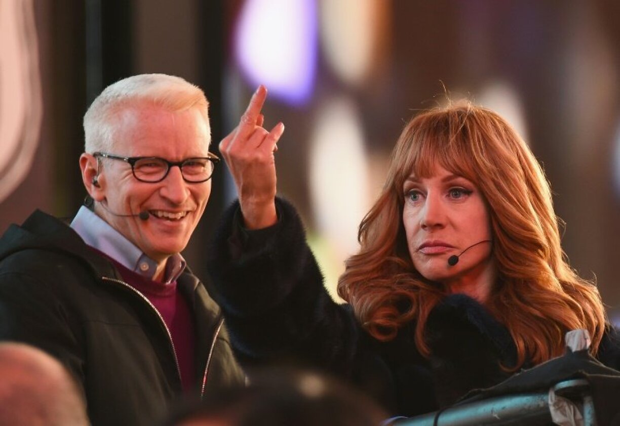 Anderson Cooper, seen here in 2016 with Kathy Griffin, has been a boozy ficture on CNN's New Year's Eve playbill for years / © GETTY IMAGES NORTH AMERICA/AFP
