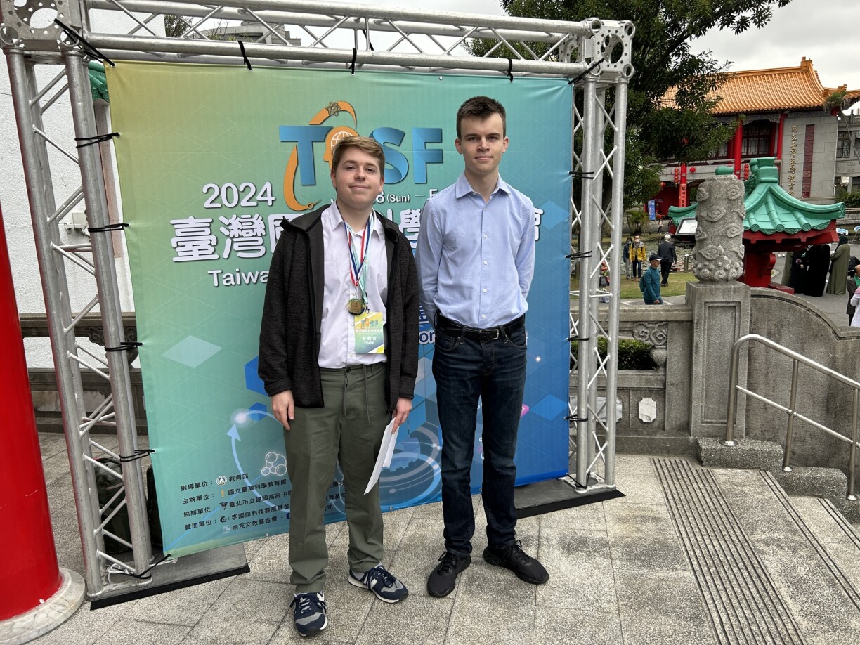 Steve Mendeleev (left) & Krzesimir Hyzyk (right)