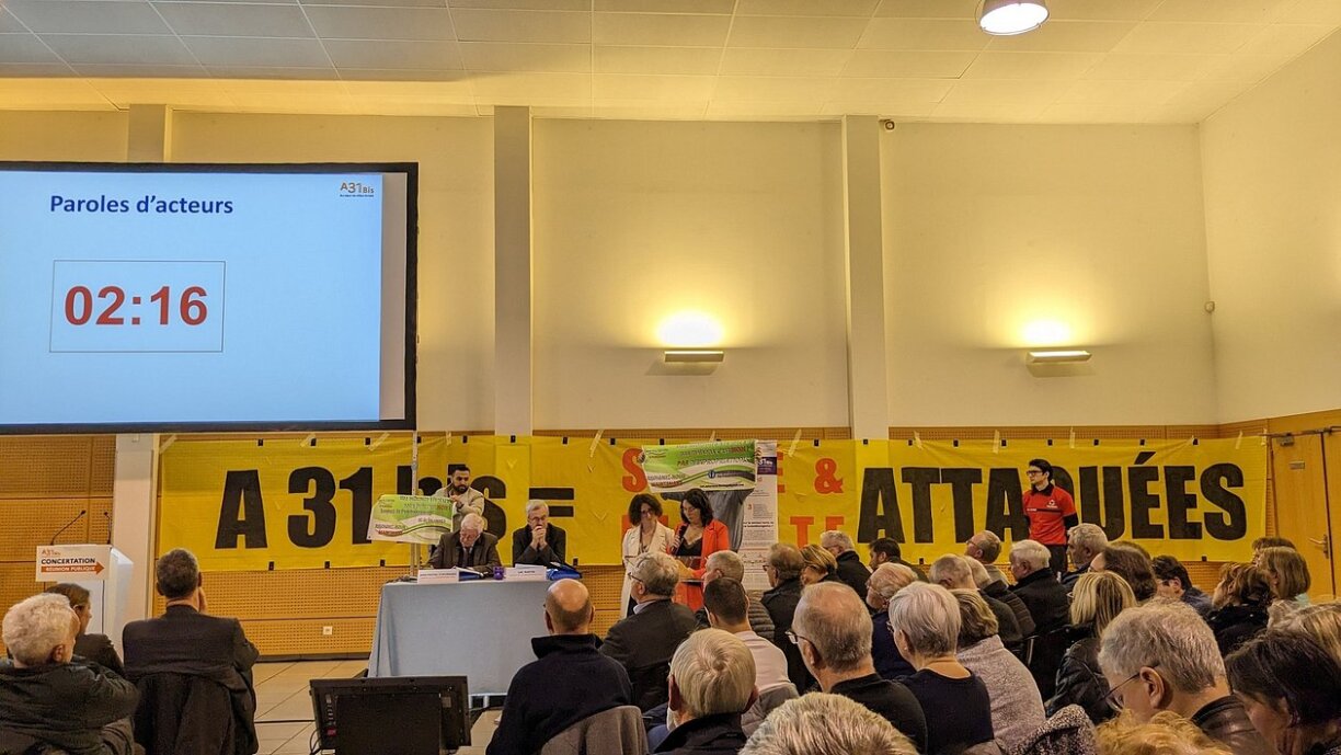 Les opposants à l'A31bis lors de la réunion de clôture de la concertation.