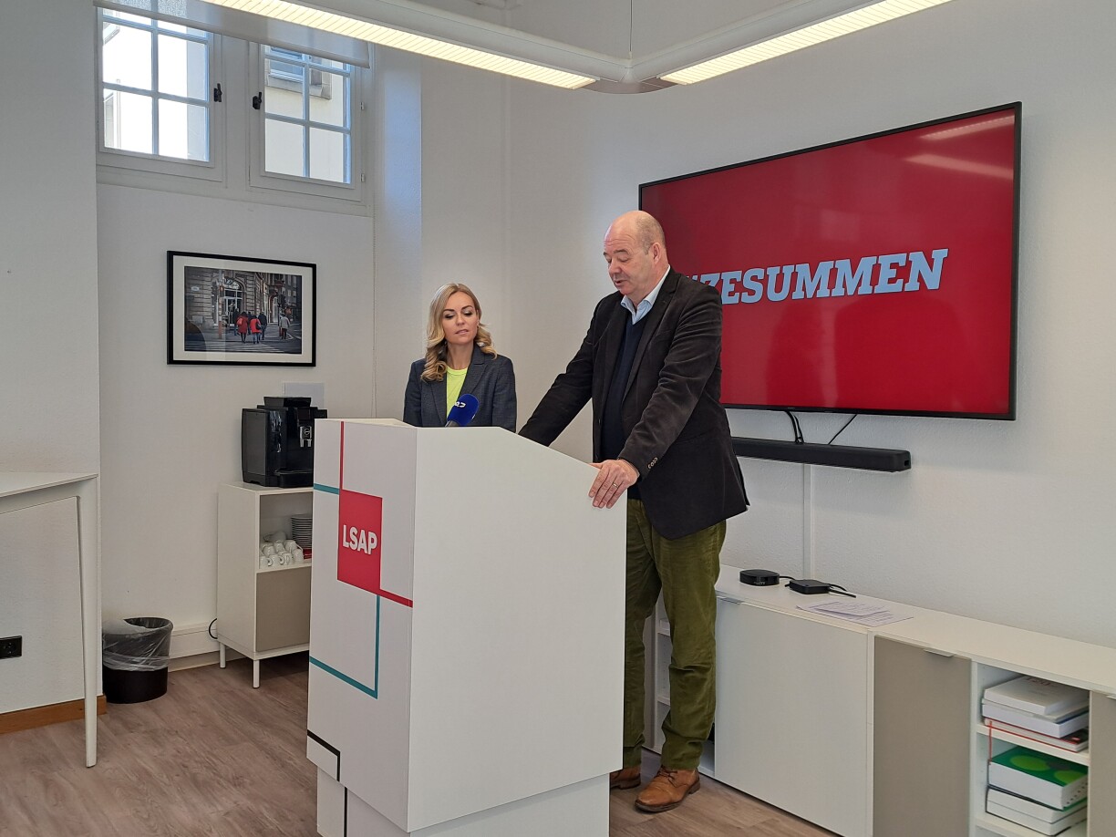 D'Taina Bofferding an de Claude Haagen presentéieren d'Propositioun de loi vun der LSAP zum Droit à l'oubli.