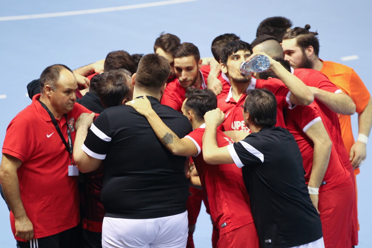 Les joueurs du club de Differdange se rassemblent lors de la finale de la Coupe de Luxembourg.