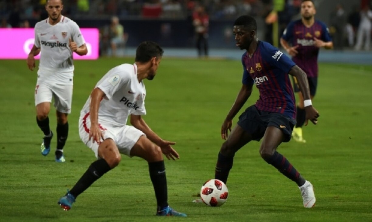 Le Champion du monde français Ousmane Dembélé (d) inscrit le second but pour le Barça face à Séville en Supercoupe d'Espagne, le 12 août à Tanger au Maroc
