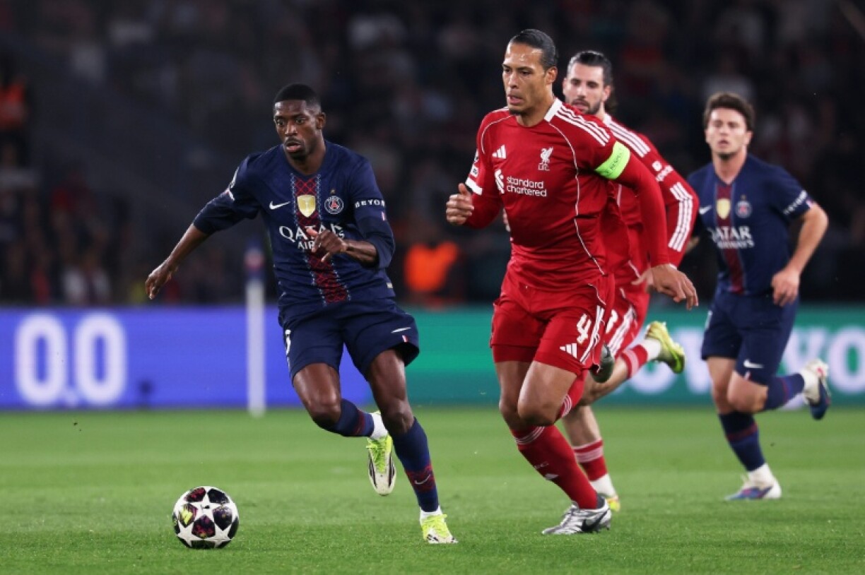 L'attaquant français du Paris Saint-Germain, Ousmane Dembélé (à gauche), face au défenseur néerlandais de Liverpool, Virgil van Dijk (à droite), lors du quart de finale aller de la Ligue des champions disputé au Parc des Princes, à Paris, le 8 avril 2026