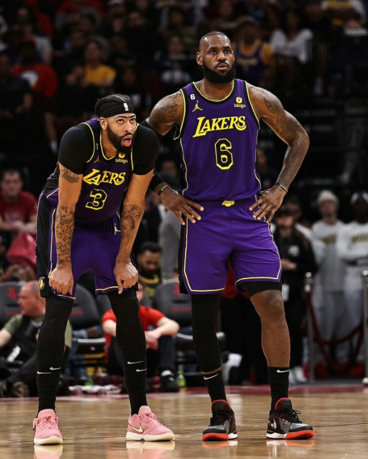 LeBron James (#6) et Anthony Davis (#3) lors du match des Los Angeles Lakers sur le parquet des Houston Rockets, le 2 avril 2023