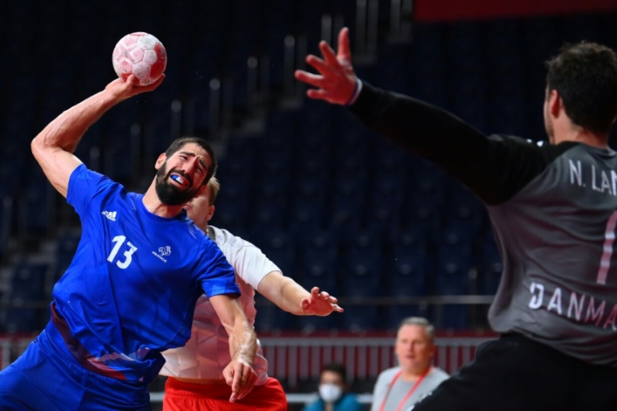 Nikola Karabatic à l'attaque contre le Danemark en finale du tournoi olympique de hand à Tokyo, le 7 août 2021