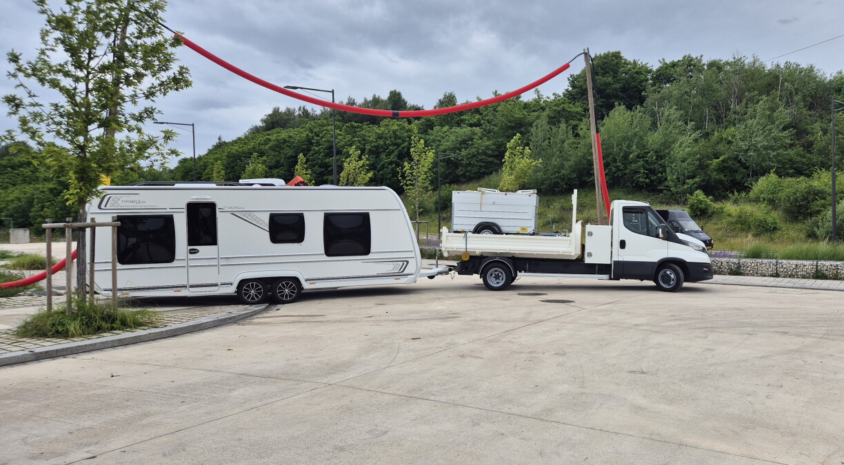 L'une des dernières caravanes quittant l'emplacement occupé illégalement, ce mardi matin.
