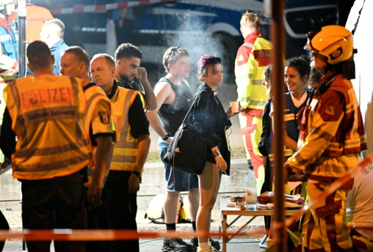 Des participants à la Christopher Street Day à Berlin pris en charge par les secours, le 25 juillet 2026