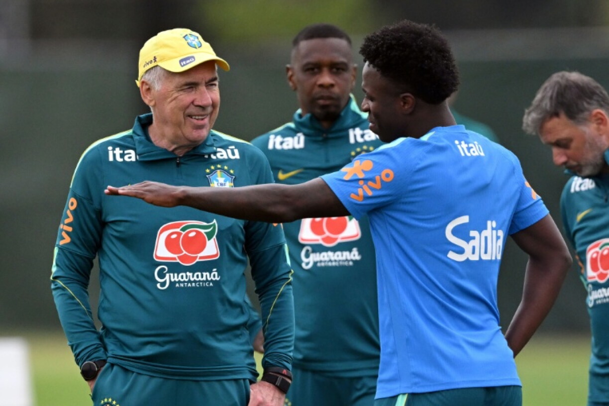 Le sélectionneur du Brésil, Carlo Ancelotti (à gauche) avec l'attaquant Vinícius Jr à l'entraînement lors du Mondial à Morristown (New Jersey) le 22 juin 2026