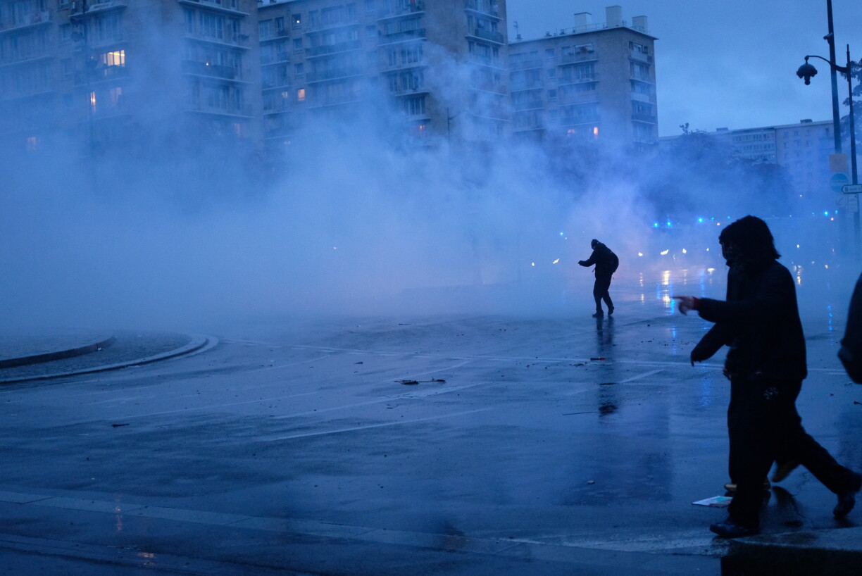 D'Police ass mat Tréinegas géint d'Demonstrante virgaangen.